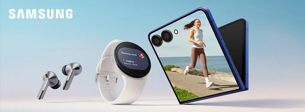 Promotieafbeelding van Samsung met draadloze oordopjes, een witte smartwatch met een “Running coach”-workout op het scherm en een blauwe opvouwbare smartphone waarop een vrouw te zien is die langs een kustpad jogt onder een heldere lucht.