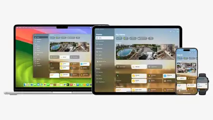 Een laptop, tablet, smartphone en smartwatch tonen een app interface met huisautomatisering in een lichte omgeving.