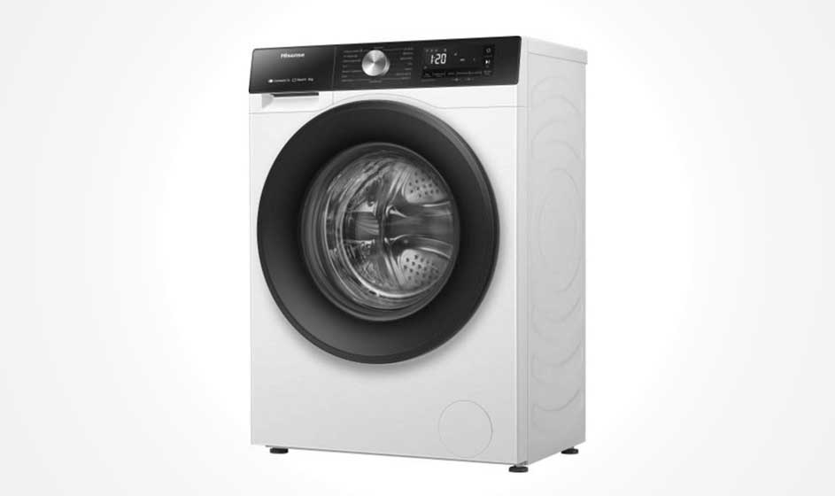 Een moderne witte wasmachine met zwarte deur staat vrij tegen een lichte achtergrond en oogt strak, stevig en eigentijds.