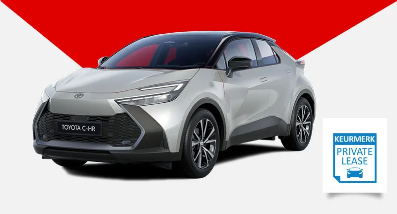 Een zilverkleurige Toyota C-HR staat tegen een witte achtergrond met een rood vlak. Rechtsonder staat een blauw "Keurmerk Private Lease" logo.