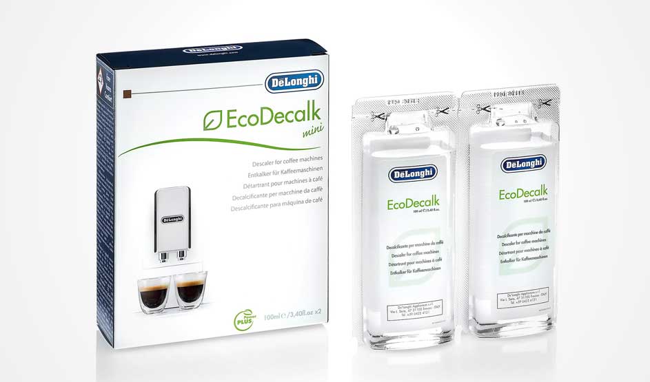 Op de afbeelding zie je DeLonghi EcoDecalk mini, een ontkalker voor koffiemachines. Er is een doos en twee navullingen zichtbaar.