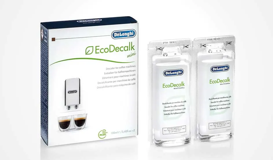 Op de afbeelding zie je DeLonghi EcoDecalk mini, een ontkalker voor koffiemachines. Er is een doos en twee navullingen zichtbaar.