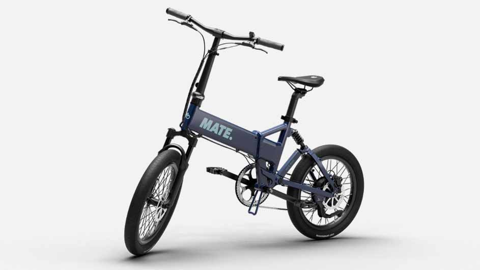 Een blauwe, opvouwbare elektrische fiets staat diagonaal op een witte achtergrond. Het frame heeft de tekst "MATE." erop.