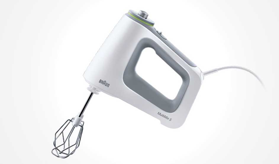 Een witte Braun handmixer met grijze greep staat schuin op witte achtergrond; een garde is geplaatst en het snoer loopt naar rechts.
