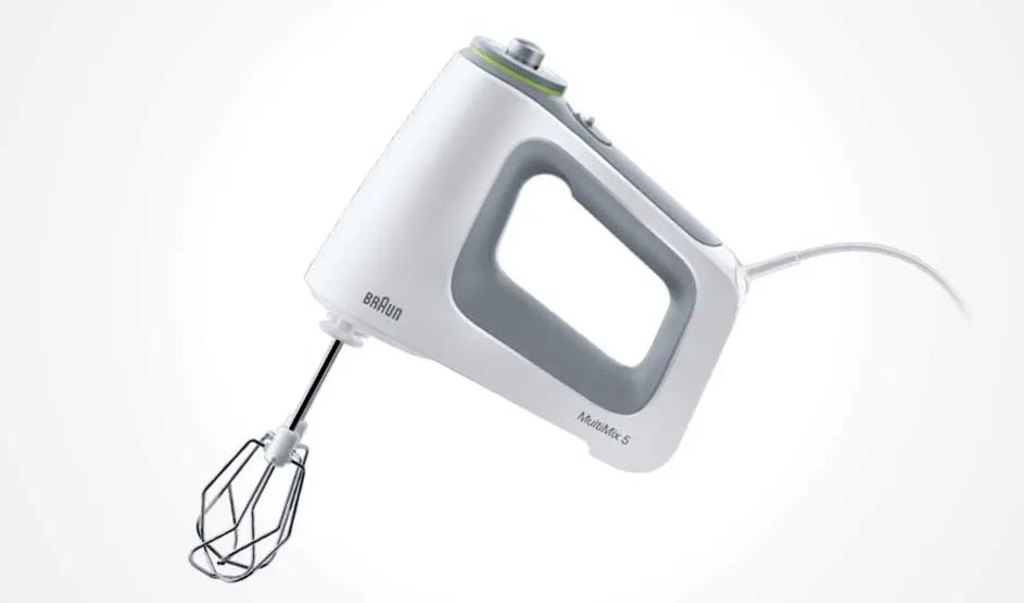 Een witte Braun handmixer met grijze greep staat schuin op witte achtergrond; een garde is geplaatst en het snoer loopt naar rechts.