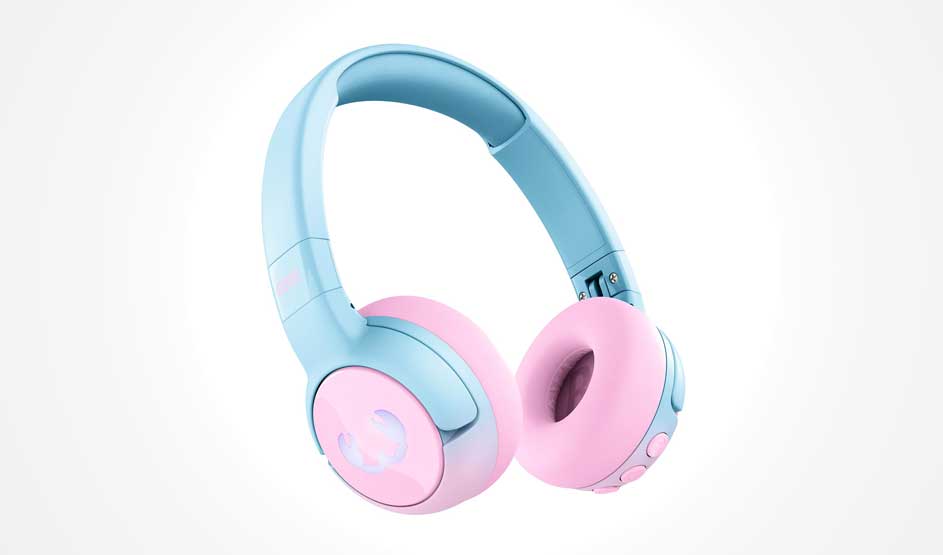Een lichtblauwe en roze hoofdtelefoon zweeft tegen een witte achtergrond; zachte oorkussens, glanzende schelpen en knoppen vallen op.