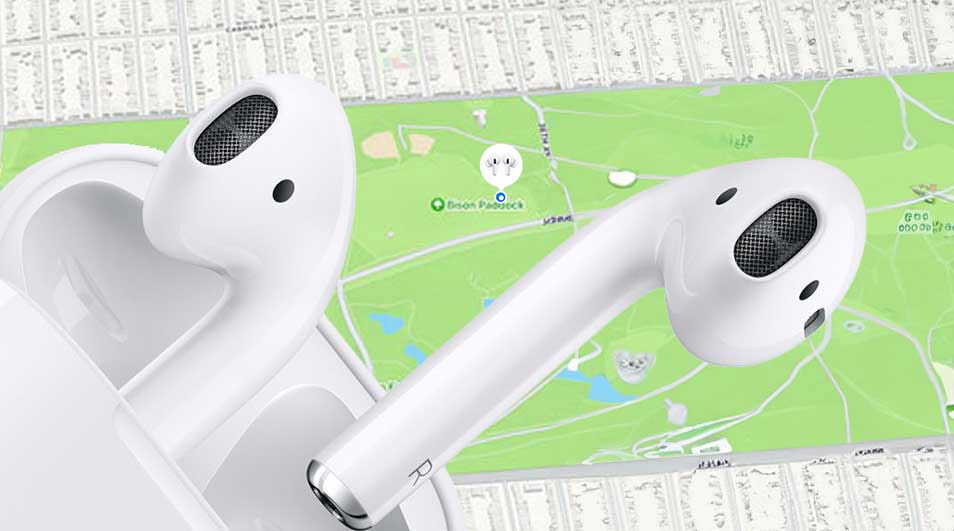 Witte draadloze oordopjes in hun open oplaadcase, groot afgebeeld boven een stadskaart, alsof de locatie van de AirPods gevolgd wordt.