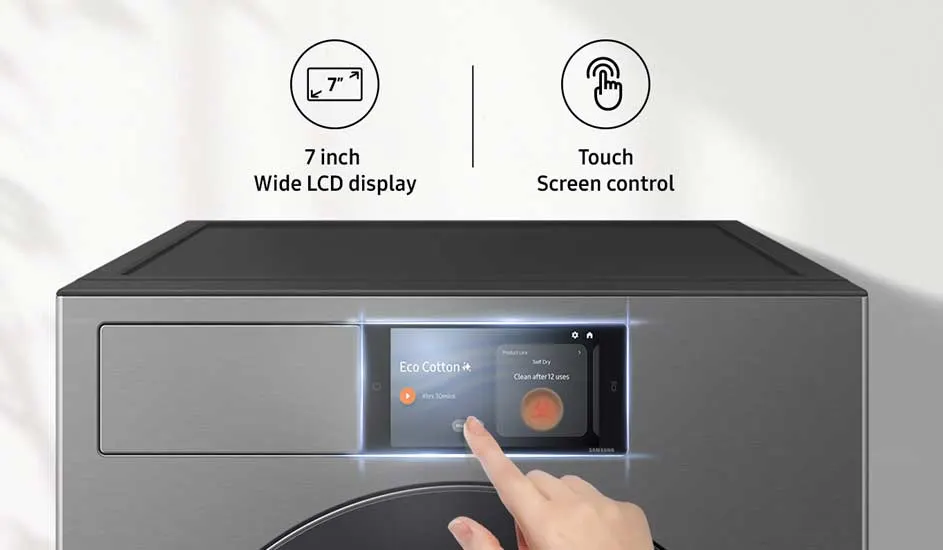 Grijze wasmachine met breed kleurentouchscreen, vinger kiest programma Eco Ultra, pictogrammen benadrukken 7 inch LCD en touchbediening.