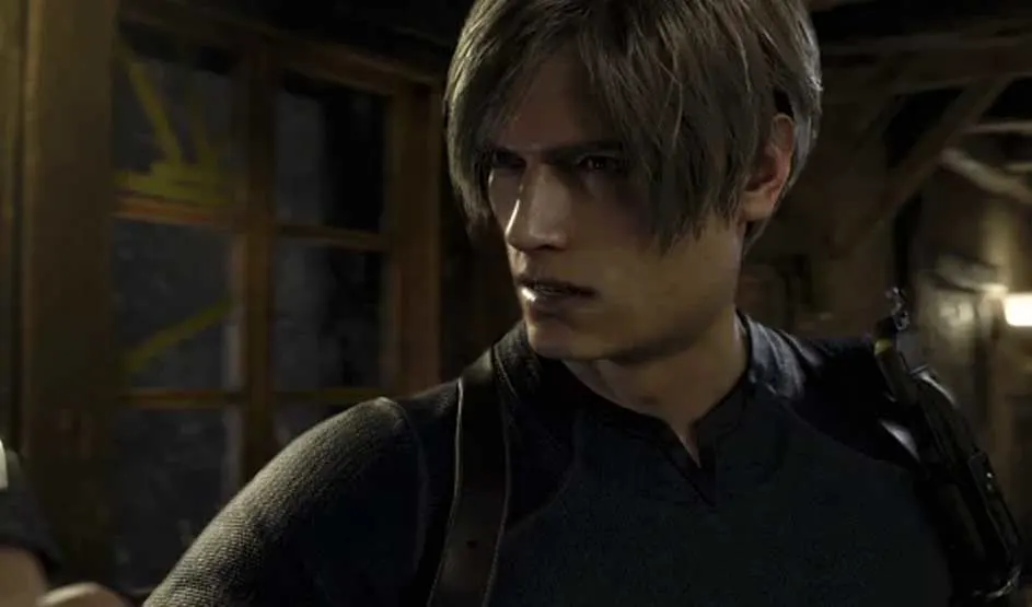 Dit is een videogame: blond personage in donkere outfit kijkt gespannen opzij in een dim interieur met houten balken en warm licht.