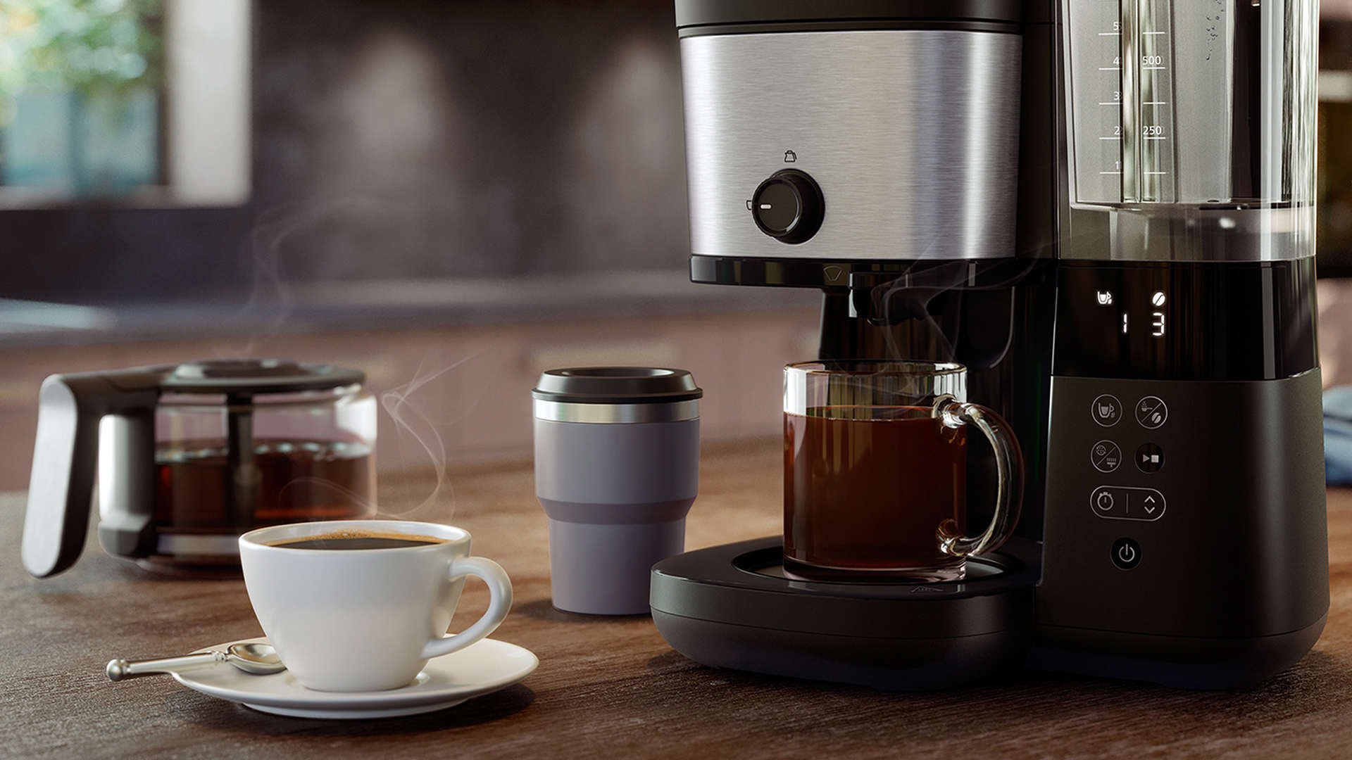 Een koffiezetapparaat naast een kopje koffie, een beker en een glazen kan op een houten tafel.