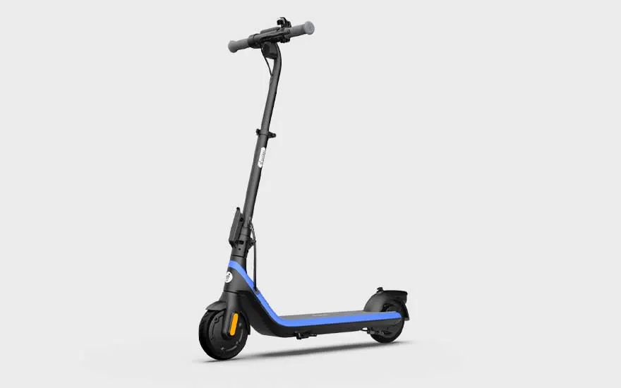 Een stijlvolle zwarte elektrische step met blauwe accenten en brede banden, ontworpen voor comfortabel en efficiënt woon-werkverkeer.