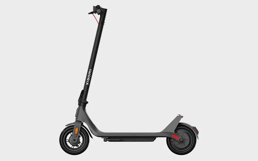Donkergrijze Xiaomi elektrische step met strak frame, rode details, slanke wielen en een eenvoudige zijaanzicht-presentatie.