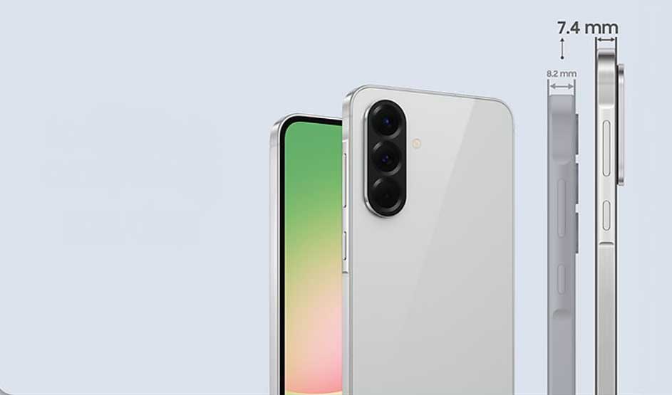 Een witte Samsung smartphone met drie camera’s, een dun ontwerp van 7,4 mm dikte en strakke randen wordt van meerdere kanten getoond.