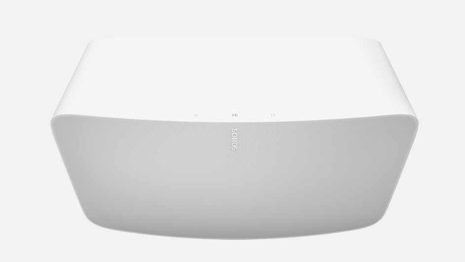 Een witte, afgeronde rechthoekige Sonos-luidspreker staat op een witte achtergrond. De luidspreker heeft een gebogen voorkant.