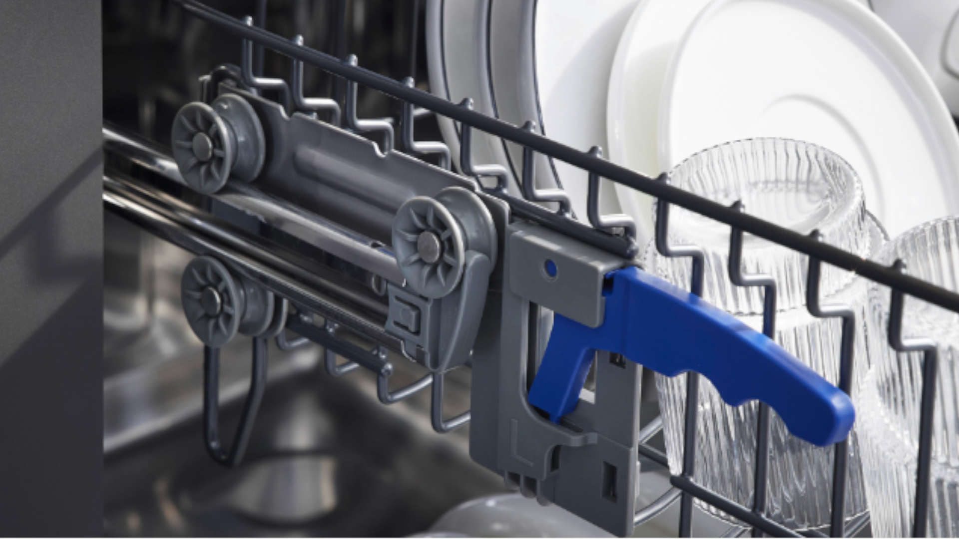 In hoogte verstelbare bovenkorf met blauwe greep in de beladen KOENIC vaatwasser KDW 6051-1 C FI.