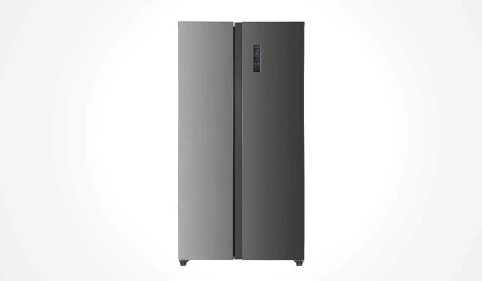 Een zilverkleurige Hisense Amerikaanse koelkast met twee deuren, een slank digitaal display op de rechterdeur en een minimalistisch design.