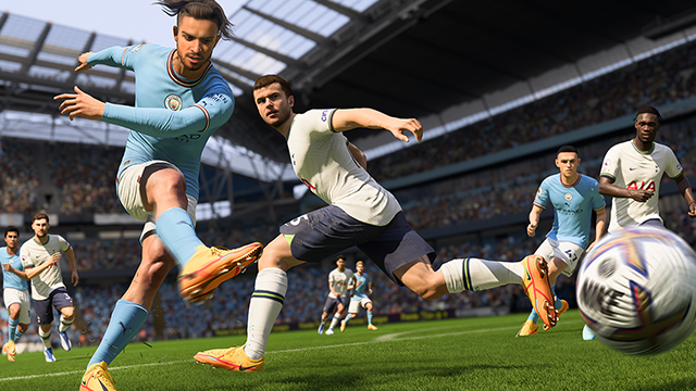 Voetballers in blauwe en witte tenues spelen op een groen veld in een stadion met toeschouwers.