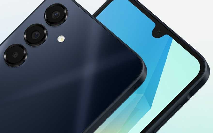 Een vrouw maakt een foto met haar telefoon op een lichtgekleurde vlakte, met bergen op de achtergrond.