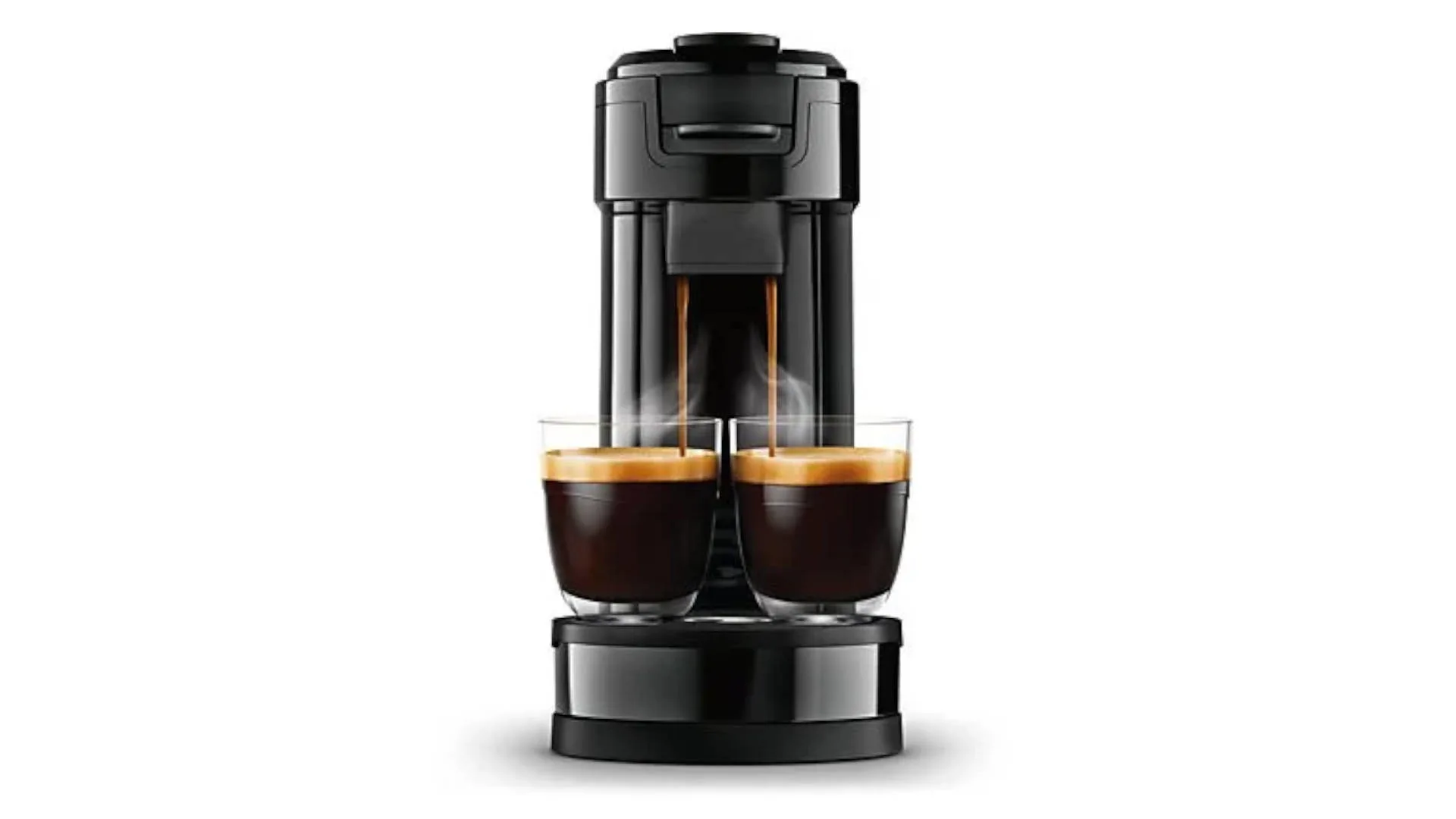 Een zwart koffiezetapparaat vult twee glazen met donkere koffie op een witte achtergrond.