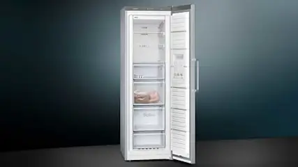 Witte koel-vriescombinatie van ok., open deur, met meerdere legplateaus, transparante lades en een strak, modern ontwerp.