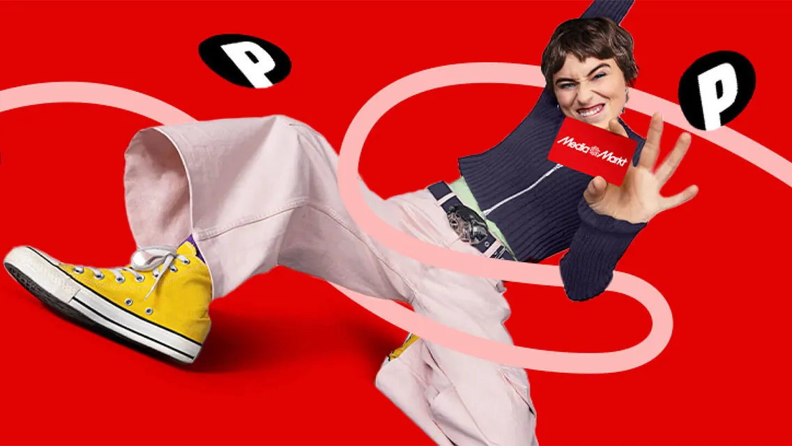 Vrouw houdt rode Media Markt kaart vast, met gele schoen, lichtroze broek en rode achtergrond met witte vormen.