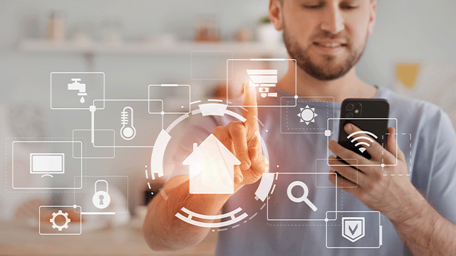 Een man gebruikt een smartphone met huisautomatisering-interface, met witte pictogrammen van een kraan, thermometer, scherm en slot.