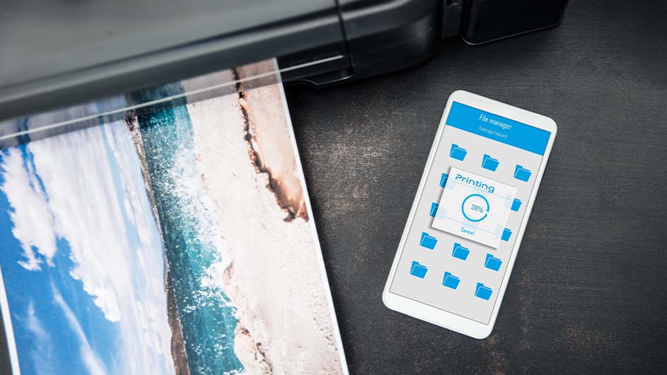 Een printer print een foto van een strand, naast een telefoon met een blauwe interface en het woord 'Afdrukken'.