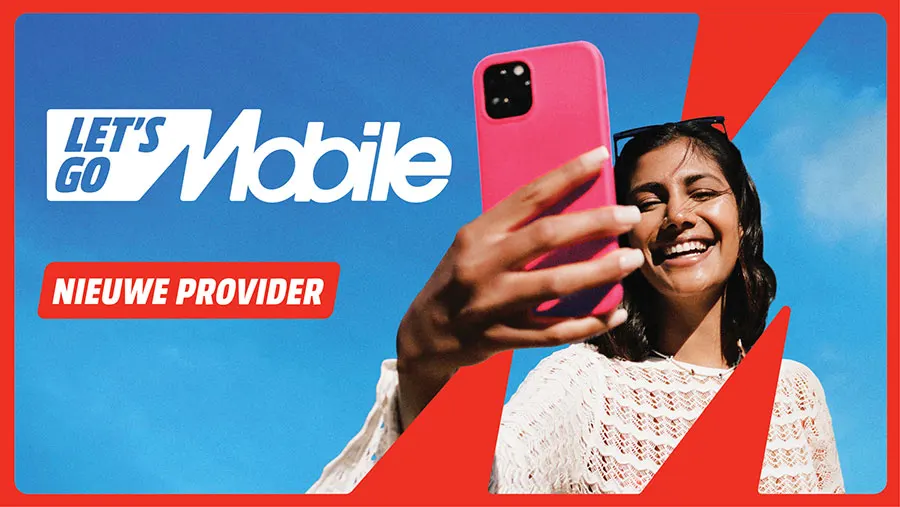 Vrolijke vrouw maakt selfie met roze telefoon. 'Let's Go Mobile' logo links, 'Nieuwe provider' in rode balk. Blauwe lucht achtergrond. Rode rand.