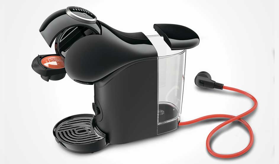 Op de afbeelding zie je een zwarte KRUPS NESCAFÉ Dolce Gusto koffiemachine met een transparant waterreservoir en een opvallend rood snoer.