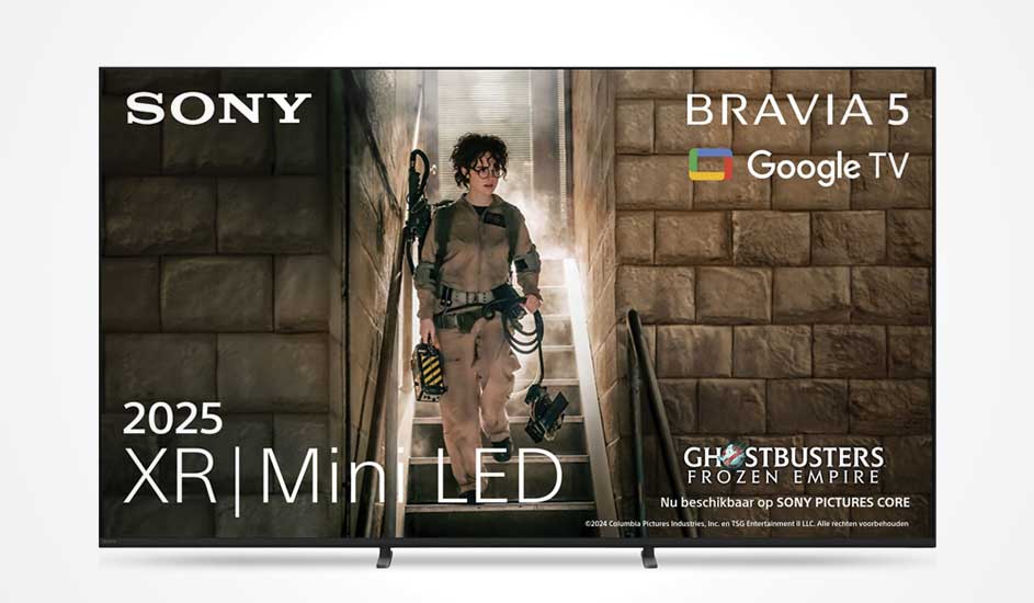 Een Sony BRAVIA 5 televisie toont een scène uit Ghostbusters, met Google TV en XR Mini LED, modeljaar 2025, op het scherm vermeld.