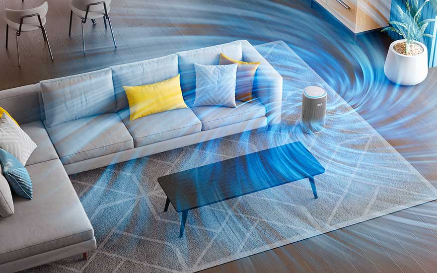 Bovenaanzicht van een ruime woonkamer waar een cilindrische luchtreiniger krachtige blauwe luchtstromen rond de grote hoekbank cirkelt.