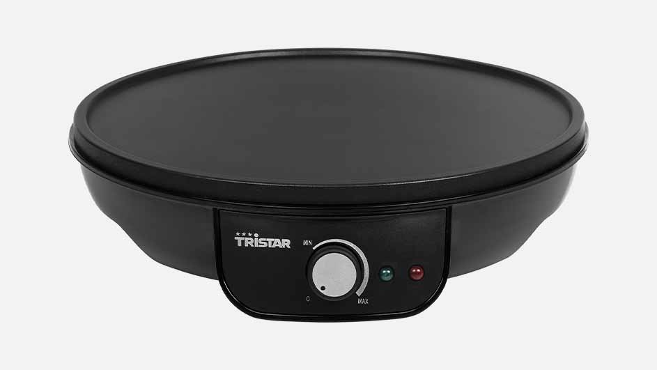 Een zwarte crêpemaker met een ronde bakplaat, een draaiknop voor de temperatuur en indicatielampjes.