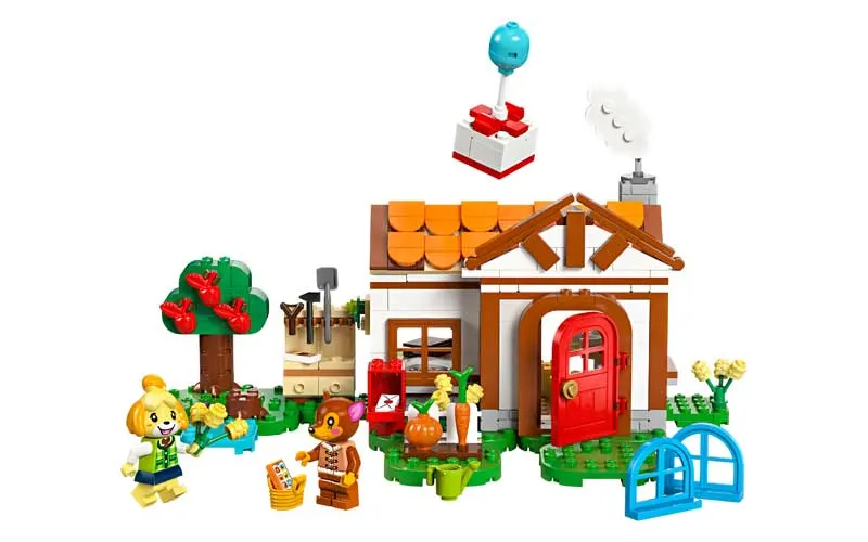 LEGO Animal Crossing set met een bruin-wit huis met rode deur, tuin met appelboom en bloemen, twee minifiguren (Isabelle en Tom Nook), en accessoires zoals brievenbus, pompoen, gereedschap en een cadeau aan een ballon.