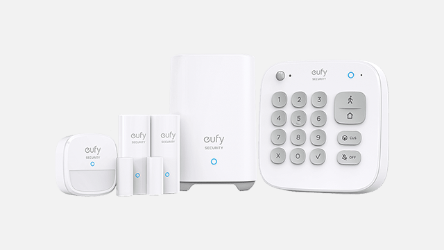 Een set witte Eufy beveiligingsapparaten, waaronder een toetsenbord, basisstation, sensoren en een bewegingsmelder, tegen een witte achtergrond.