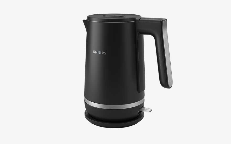 Strakke zwarte Philips-waterkoker met metalen accent staat los op zijn ronde basis, geïsoleerd tegen een witte achtergrond.