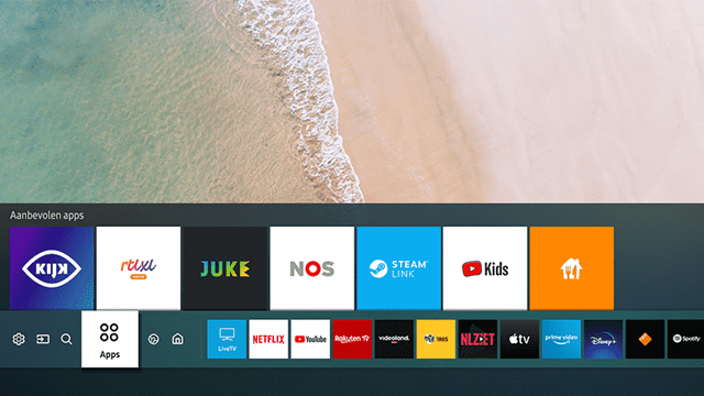 Een tv-scherm toont een menu met apps zoals KIJK, Netflix, YouTube en Disney+, tegen de achtergrond van een strand.