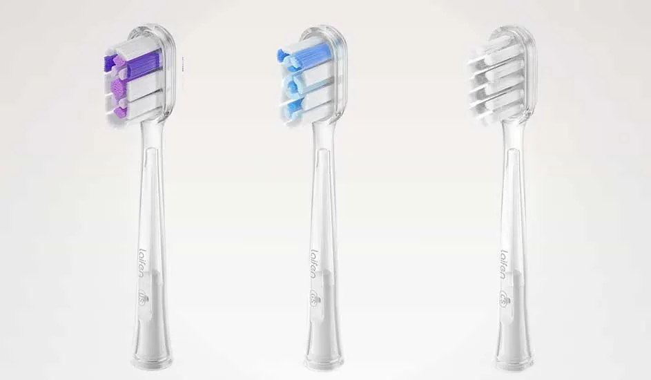 Drie opzetborstels voor elektrische tandenborstels van het merk Oclean staan naast elkaar, met paarse, blauwe en witte borstelharen.