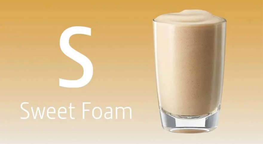 Gele achtergrond met een grote letter S en de tekst “Sweet Foam”; rechts een hoog glas gevuld met romig, licht schuim tot bovenaan.