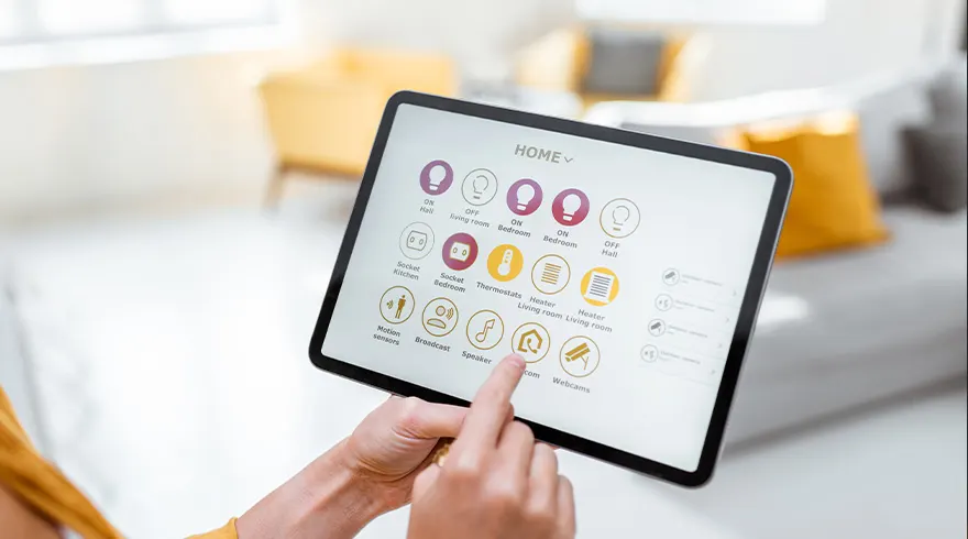 Een tablet toont een home control-interface met pictogrammen voor verlichting, thermostaten en beveiliging. Handen bedienen het scherm.