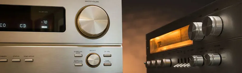 Zilverkleurige audio-apparatuur met knoppen, display en bedieningselementen tegen een donkere achtergrond.