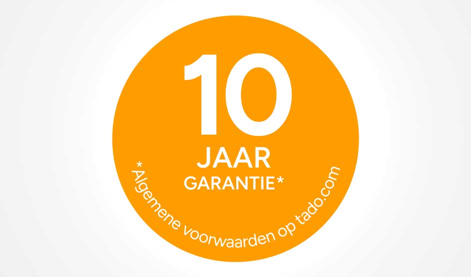 Een oranje ronde sticker met witte tekst “10 JAAR GARANTIE” en kleinere tekst over algemene voorwaarden op tado.com langs de rand.