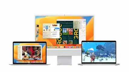 Drie computerschermen staan op een rij: een desktop en twee laptops met verschillende apps en achtergronden.