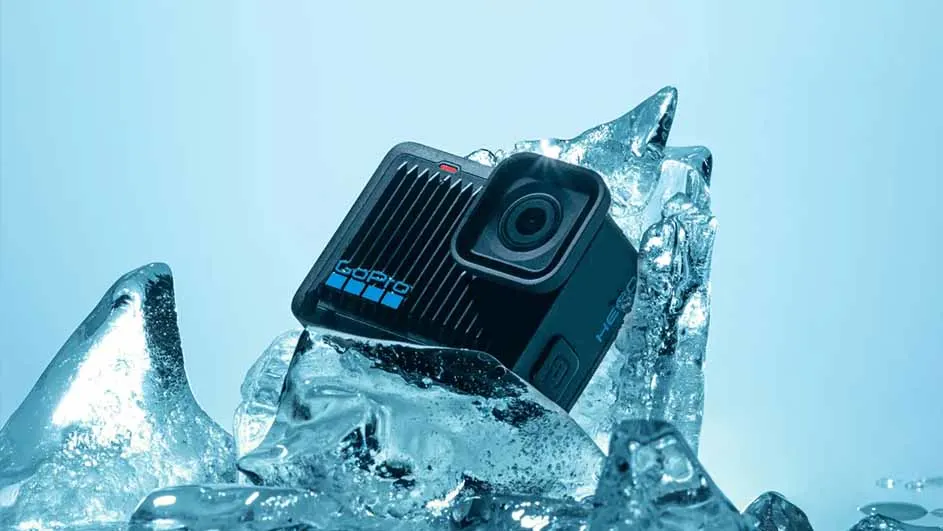 Zwarte GoPro-camera met blauwe letters op stukken helder ijs tegen een lichtblauwe achtergrond.