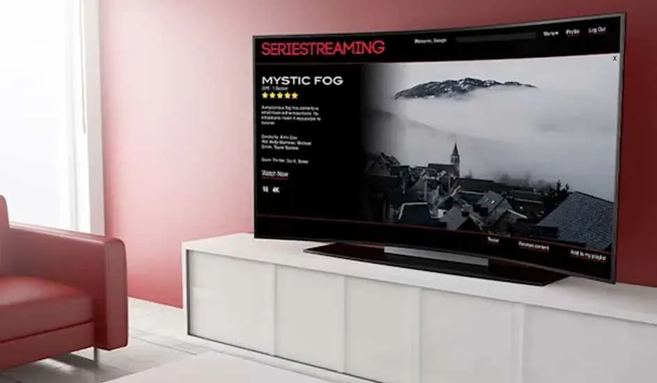 Een grote tv op een wit tv-meubel toont een streamingdienst met de serie “Mystic Fog”. De kamer heeft rode muren en een rode bank.