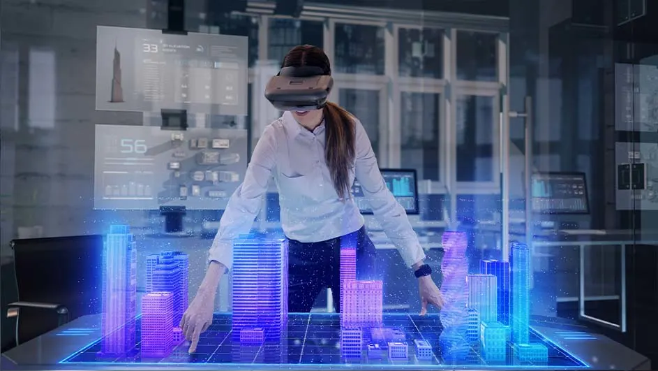 Vrouw met VR-bril staat aan tafel met blauwe stadsmodellen. Achtergrond: schermen met data in een moderne ruimte.