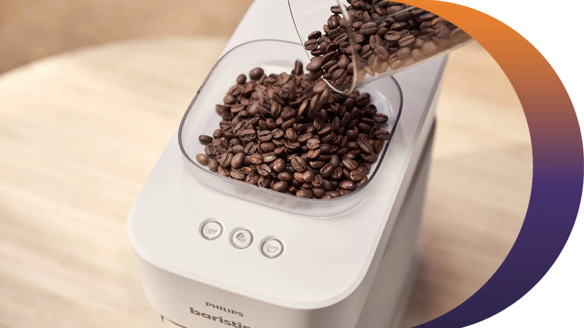 Koffiebonen worden in een transparant reservoir op een witte Philips Baristina koffiemachine gegoten. Drie knoppen zijn zichtbaar.