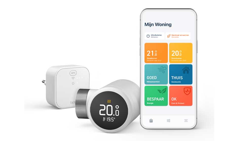 Een slimme radiatorknop met display en een kleine wifi-bridge staan naast een smartphone met tado-app en tegels met temperaturen en opties.