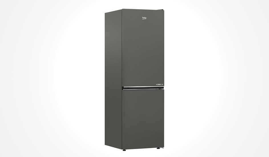 Een strakke, donkergrijze Beko koelkast met ondervriesvak staat tegen een witte achtergrond. Het design is modern en minimalistisch.