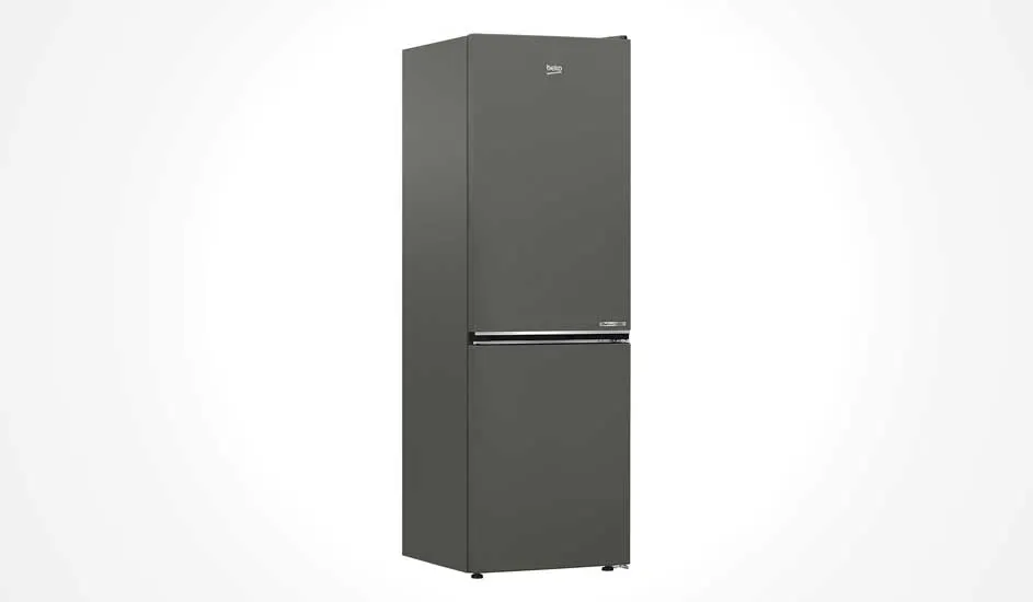 Een strakke, donkergrijze Beko koelkast met ondervriesvak staat tegen een witte achtergrond. Het design is modern en minimalistisch.