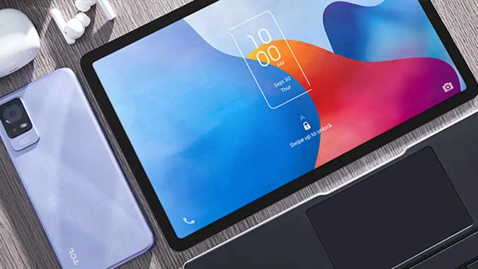 Een tafel met een paarse telefoon, oordopjes en een tablet met een blauw en oranje scherm naast een zwart toetsenbord.